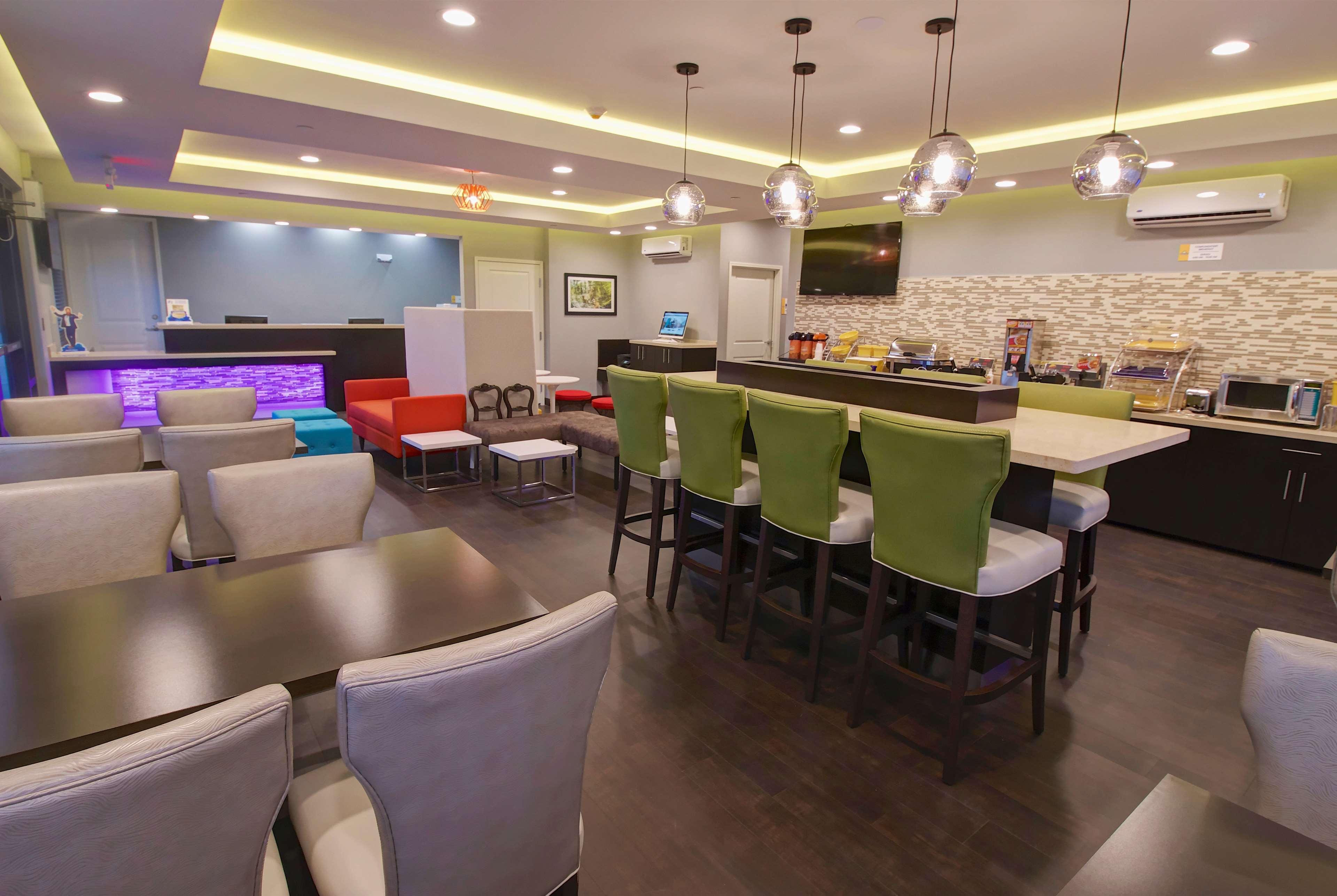 Days Inn & Suites By Wyndham Порт-Артур Экстерьер фото